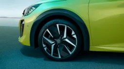 
										Peugeot 208 full									